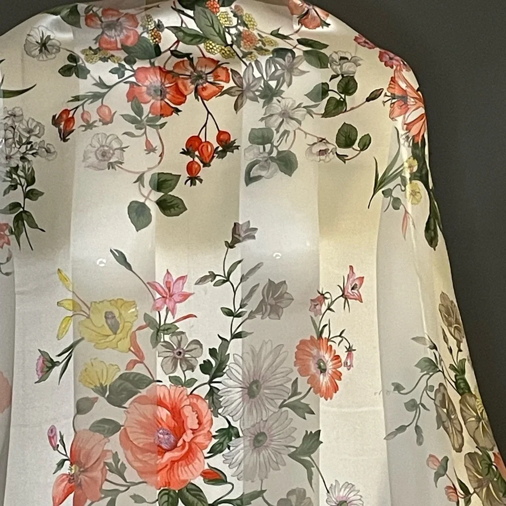 Lovely Valentino Garavani Silk Scarf Floral 34 In Excellent Condition